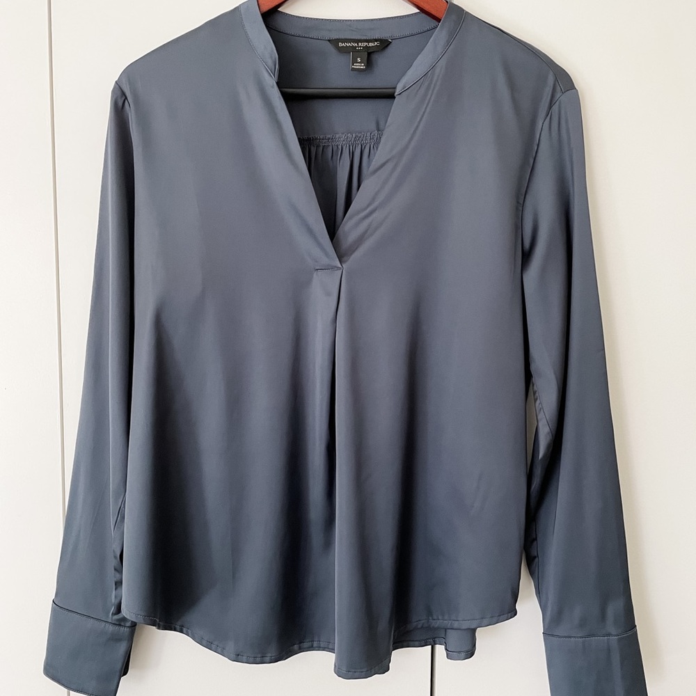 Banana Republic Factory Silky V Neck Blouse, Small NWOT